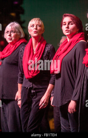 Trois femmes membres d'un groupe de chant choral d'harmoniser des chants de Noël à la maison de festival à Laguna Niguel, CA. Banque D'Images