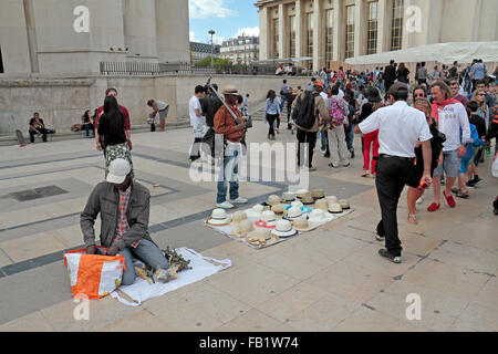 Ambulants sur la Place du Trocadéro, Palais de Chaillot à Paris, France. Banque D'Images