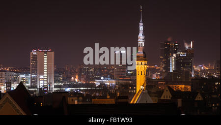 Tallinn, Estonie - 2 janvier 2016 : Cityscape of Tallinn la nuit, l'hôtel de ville spire avec allumage et les bâtiments modernes sur Banque D'Images