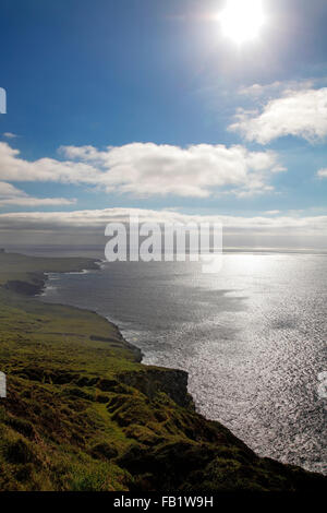 Le littoral près de falaises sur l'île de Valentia Fogher, Irlande Banque D'Images