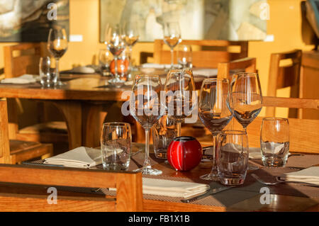 Intérieur d'un restaurant avec des verres vides sur les tables, Londres Angleterre Royaume-Uni UK Banque D'Images