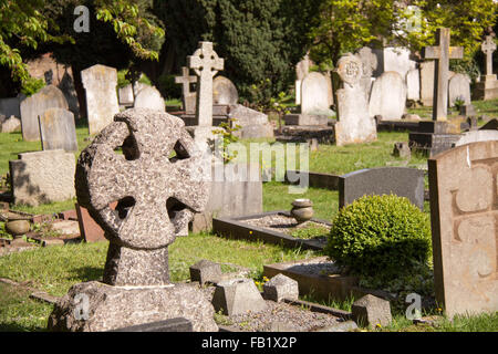 Vieux cimetière montrant croix en pierre et des pierres tombales dans un cimetière de l'église Banque D'Images