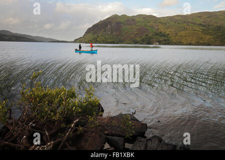 La pêche sur le Lough Caragh sur Iveragh, comté de Kerry, Irlande Banque D'Images