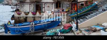 Deux bateaux bleu et vert assis à terre dans petite ville italienne Scilla Banque D'Images