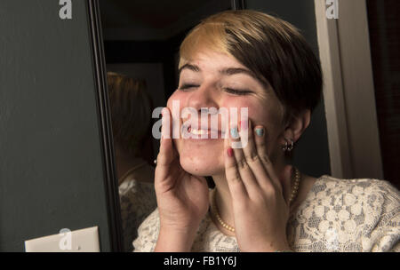 Decatur, GA, USA. 1er janvier 2016. EMMA grace a elle-même admis à Koetter il y a un an qu'elle n'a pas l'opinion générale de la société des deux sexes. Elle n'a pas l'esprit un peu si quelqu'un l'appelle Ã"genderqueer.' Et elle croit que la société pourrait beaucoup apprendre de d'autres qui ne pas vous abonner aux distinctions entre les sexes, mais plutôt identifier comme ni, à la fois, ou une combinaison de sexes féminins et masculins.à 16 ans, blonde avec des morceaux dans son punk-recadrée comme coiffure, Emma pourrait facilement être perçu comme un garçon. Elle a une ressemblance frappante à un plus jeune Justin Bieber. Emma porte le mot Ã"queer' pr Banque D'Images