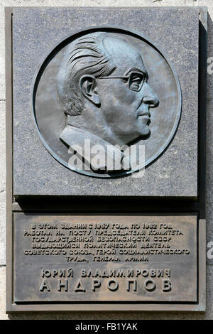 Plaque en l'honneur de Youri Andropov (1914-1984) à l'extérieur de l'ancien siège du KGB à Moscou, Russie dans Loubianka Banque D'Images