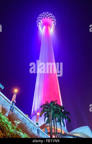 Menara KL Tower at night à Kuala Lumpur, Malaisie. Banque D'Images