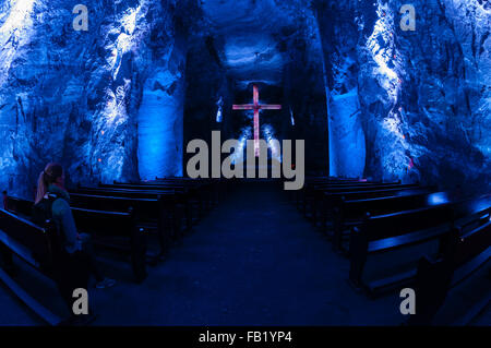 Cathédrale de sel de Zipaquirá souterrain pièce principale avec grande croix et de bancs dans la lumière bleue Banque D'Images