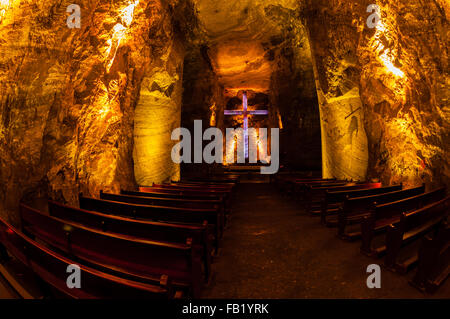 Cathédrale de sel de Zipaquirá souterrain pièce principale avec grande croix et de bancs dans la lumière bleue Banque D'Images