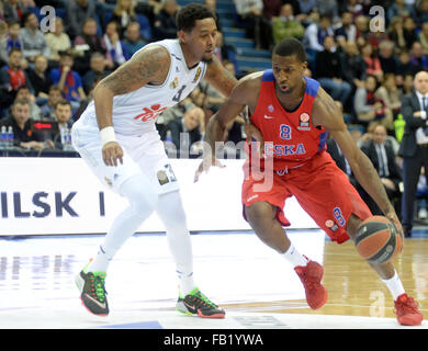 Moscou, Russie. Jan 7, 2016. Trey Thompkins (L) de Demetris Nichols de rivalise avec le CSKA (R) au cours de l'Euroleague de basket-ball Top 16 match entre la Russie et le CSKA Moscou du Real Madrid l'Espagne dans la région de Moscou, Russie, le 7 janvier 2016. Le CSKA a gagné 95-81. Crédit : Pavel Bednyakov/Xinhua/Alamy Live News Banque D'Images