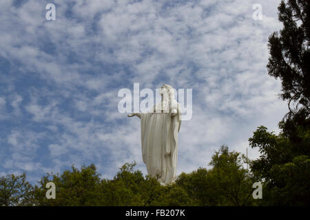 Statue de la Vierge Marie en haut de colline de San Cristobal, Santiago, Chili contre ciel bleu avec des nuages. Banque D'Images