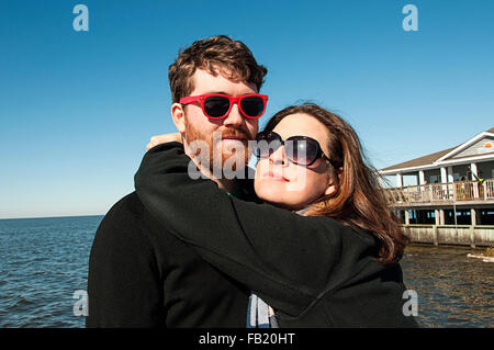 Un jeune couple de vacanciers dans la région de Duck, Caroline du Nord, dans les Outer Banks. Banque D'Images