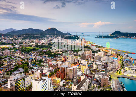 Shimonoseki, le Japon sur le détroit de Kanmon skyline. Banque D'Images