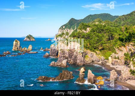 L'Île Omijima, Yamaguchi, Japon côte rocheuse sur la mer du Japon. Banque D'Images