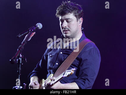 Mumford & Sons à Liverpool Echo Arena comprend : Mumford & Sons, Marcus Mumford Où : Liverpool, Royaume-Uni Quand : 07 déc 2015 Banque D'Images