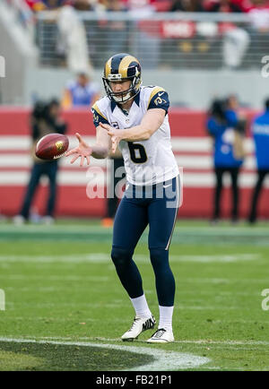 3 décembre 2016 : Saint Louis Rams Johnny punter Hekker (6) en action au cours de la NFL football match entre la Saint Louis Rams et les San Francisco 49ers à Levi's Stadium à Santa Clara, CA. Les béliers ont perdu à la la 49ers 19-16. Damon Tarver/Cal Sport Media Banque D'Images