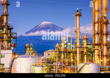 Mt. Fuji, Japon vu de derrière les usines. Banque D'Images