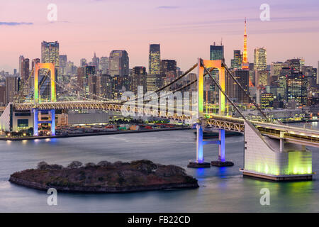 Tokyo, Japon skyline avec Rainbow Bridge et Tour de Tokyo. Banque D'Images