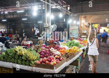 Un étal de fruits à l'intérieur d'un marché couvert à Siem Reap, Cambodge. Banque D'Images