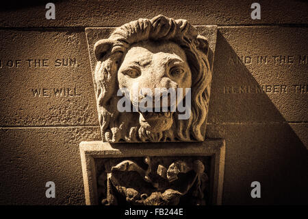 Une sculpture Lions Head en grès sur une église Banque D'Images