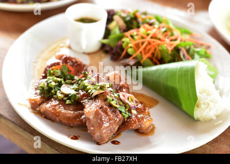 Pavé de boeuf grillé avec sauce épicée, la cuisine thaïlandaise. Banque D'Images