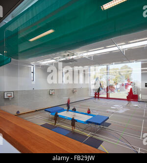 Salle de sport avec les filles du trampoline vu de l'étage supérieur, espace de répétition. Latymer School & Godolphin, Londres, Royaume-Uni. Banque D'Images