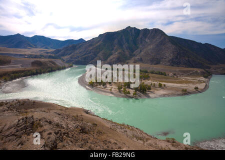 Vue sur le confluent de la Chuya et rivières Katun Katun, vallée, montagnes de l'Altaï, en Russie Banque D'Images