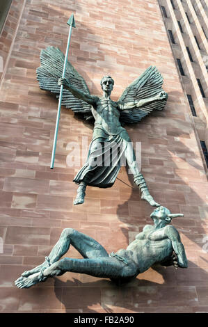 St Michael's victoire sur le diable (1958) par Sir Jacob Epstein, la cathédrale de Coventry, Coventry, Angleterre, RU Banque D'Images