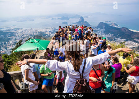 Des hordes de touristes sur la plate-forme au Christ Rédempteur sur la montagne du Corcovado, Rio de Janeiro, Brésil Banque D'Images