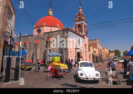 Tous les types de transport près d'une église sur un plaza (place) à Xochimilco, Mexico City, Mexique, Amérique du Sud Banque D'Images