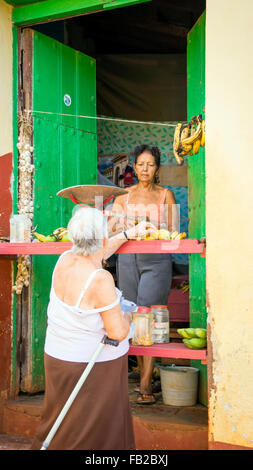 Shopping à Trinidad, Cuba Banque D'Images