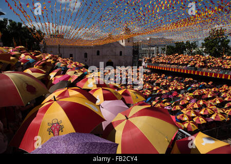 La ville de Cebu, aux Philippines. Le 08 Jan, 2016. Une messe solennelle qui a eu lieu à la basilique Minore del St.Nino le deuxième jour de la Fiesta Señor (Sinulog). Neuf jours d'un festival religieux en l'honneur du Santo Niño de Cebu (Saint Enfant de Cebu). Beaucoup de dévots apportent avec eux un Santo Nino, figurine représentant l'Enfant Jésus. Credit : gallerie2/Alamy Live News Banque D'Images