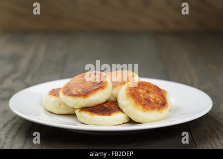 Sirniki crêpes russes traditionnelles de fromage cottage Banque D'Images