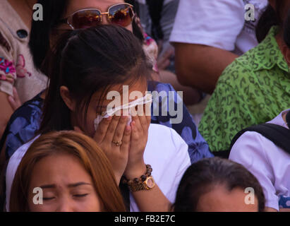 La ville de Cebu, Philippines 08/01/2016. Une messe solennelle qui a eu lieu à la basilique Minore del St.Nino le deuxième jour de la Fiesta Señor (Sinulog). Neuf jours d'un festival religieux en l'honneur du Santo Niño de Cebu (Saint Enfant de Cebu). Beaucoup de dévots apportent avec eux un Santo Nino, figurine représentant l'Enfant Jésus. Banque D'Images