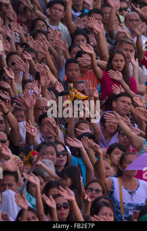 La ville de Cebu, Philippines 08/01/2016. Une messe solennelle qui a eu lieu à la basilique Minore del St.Nino le deuxième jour de la Fiesta Señor (Sinulog). Neuf jours d'un festival religieux en l'honneur du Santo Niño de Cebu (Saint Enfant de Cebu). Beaucoup de dévots apportent avec eux un Santo Nino, figurine représentant l'Enfant Jésus. Banque D'Images