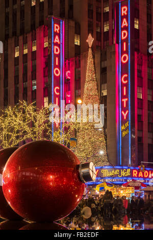 Décorations de Noël rouges géantes sur l'affichage sur l'Avenue des Amériques (6ème Avenue) pendant la saison de vacances, Manhattan, New York, USA Banque D'Images