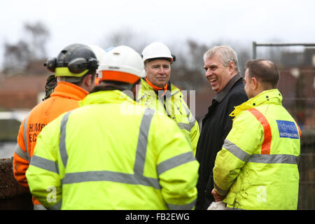 Le prince Andrew, duc de York, parle aux travailleurs sur le pont de Tadcaster, lors d'une visite à la ville de Tadcaster dans Yorkshire du Nord pour voir les dégâts causés par les inondations dans le mois dernier. La ville a été lourdement touchée après la rivière Wharfe burst c'est à l'origine le pont de banques s'effondrer partiellement. Crédit : Ian Hinchliffe/Alamy Live News Banque D'Images