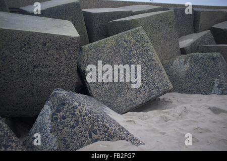 Gros blocs de béton faisant partie de la défense de la mer à Scheveningen Banque D'Images