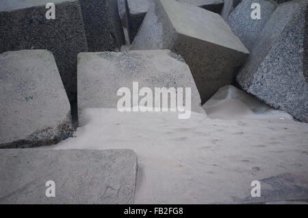 Gros blocs de béton faisant partie de la défense de la mer à Scheveningen Banque D'Images