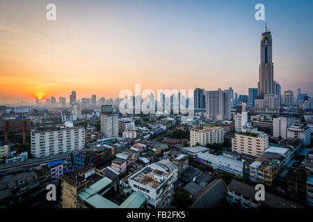 Lever du soleil sur la Ratchathewi District, à Bangkok, Thaïlande. Banque D'Images