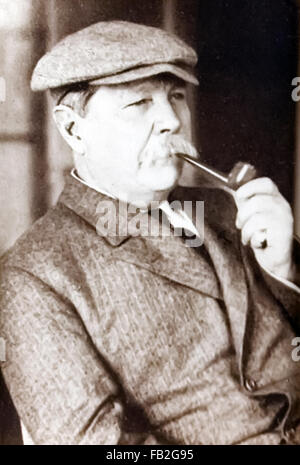 Sir Arthur Conan Doyle (1859-1930) écrivain britannique et créateur du détective de fiction Sherlock Holmes photographié vers 1920 fumer une pipe. Photographie de photographie originale en collection privée. Banque D'Images