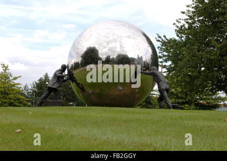 Une autre histoire par Kevin Atherton, grande sculpture publique à Kings Hill dans le Kent Banque D'Images