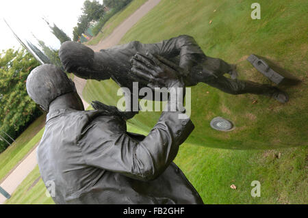 Une autre histoire par Kevin Atherton, grande sculpture publique à Kings Hill dans le Kent Banque D'Images