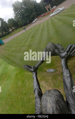 Une autre histoire par Kevin Atherton, grande sculpture publique à Kings Hill dans le Kent Banque D'Images