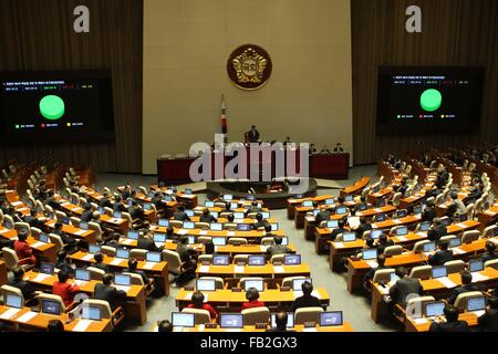 Séoul, Corée du Sud. 8 janvier, 2016. Sud-coréens a adopté une résolution dénonçant la République populaire démocratique de Corée (RPDC), des essais à l'Assemblée nationale de Séoul, Corée du Sud, le 8 janvier 2016. Le parlement de la Corée du Sud a adopté une résolution vendredi, dénonçant la RPDC, quatrième essai nucléaire, demandant instamment à la RPDC de démanteler son programme nucléaire. Credit : Kang Seongbin/Xinhua/Alamy Live News Banque D'Images