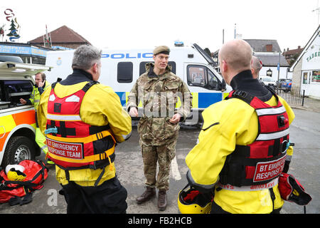 L'équipe d'intervention d'urgence BT avec l'armée à l'inondation du pont endommagé à Tadcaster, Yorkshire du Nord. Banque D'Images