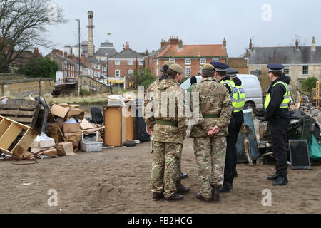 L'armée de la pont endommagé dans Tadcaster, Yorkshire du Nord, après le soulèvement River Wharfe partiellement effondré. Banque D'Images