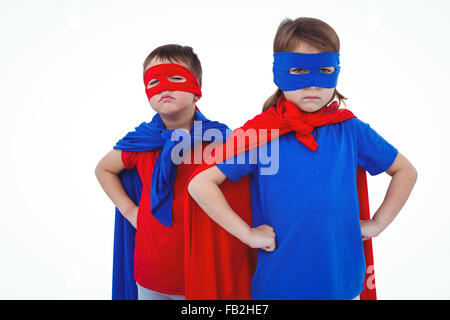 Les enfants masqués se faisant passer pour des super-héros Banque D'Images