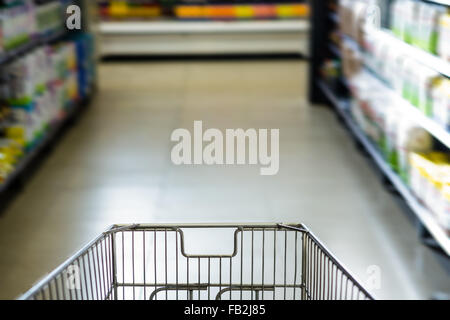 Panier dans le supermarché Banque D'Images