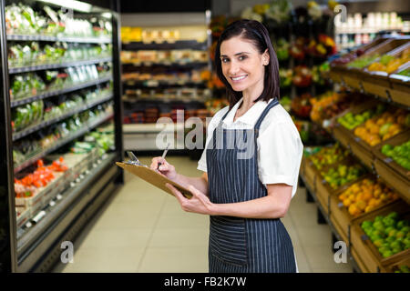 Femme jolie brune en prenant note en allée Banque D'Images